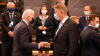 Klaus Iohannis discută marţi cu Joe Biden. Liderul SUA îi reuneşte într-o videoconferinţă pe liderii ţărilor G7, Poloniei, României, UE şi NATO