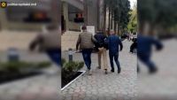 Un bărbat a ajuns pe mâna poliţiştilor după ce a sustras telefonul unei persoane în stradă