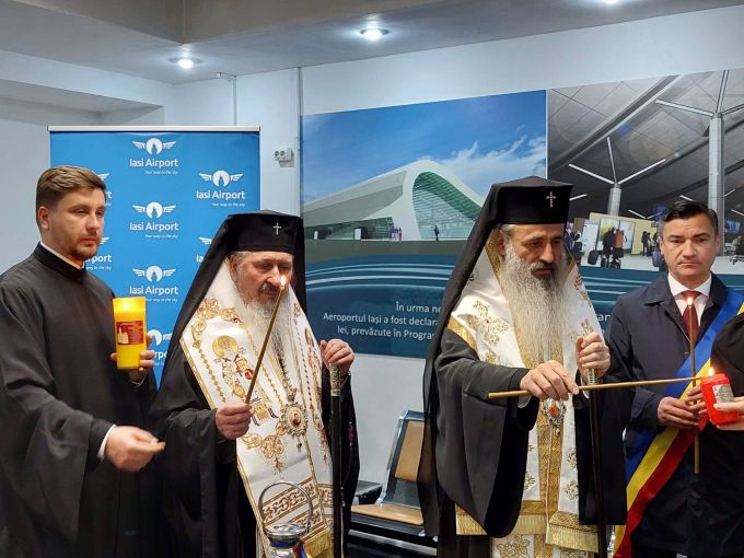 Înaltpreasfinţitul PETRU, Arhiepiscop al Chişinăului, Mitropolit al Basarabiei aduce Focul Haric de la Iaşi