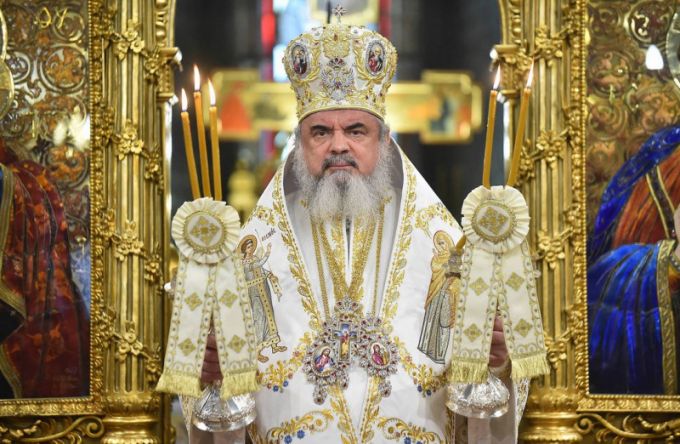Patriarhul Daniel: Prin Înviere, Mântuitorul a adus iubire în locul însingurării şi lumină în locul întunericului