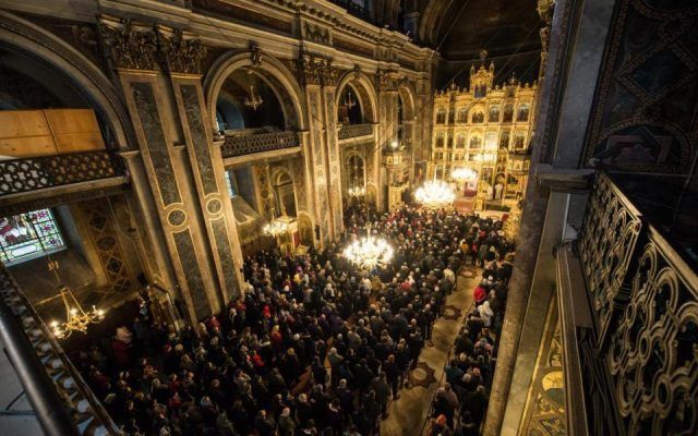 Slujbă rostită în şapte limbi la Catedrala Mitropolitană din Iaşi, în prima zi de Paşti, inclusiv în slavona bisericească pentru refugiaţii ucraineni