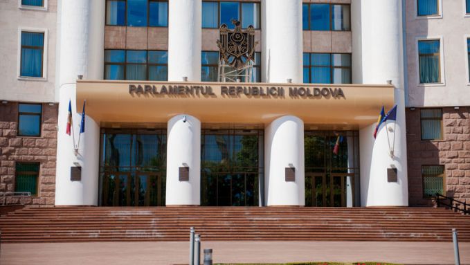Un bărbat a fost reţinut de oamenii legii după ce a spart cu ciocanul un geam al Parlamentului de la Chişinău