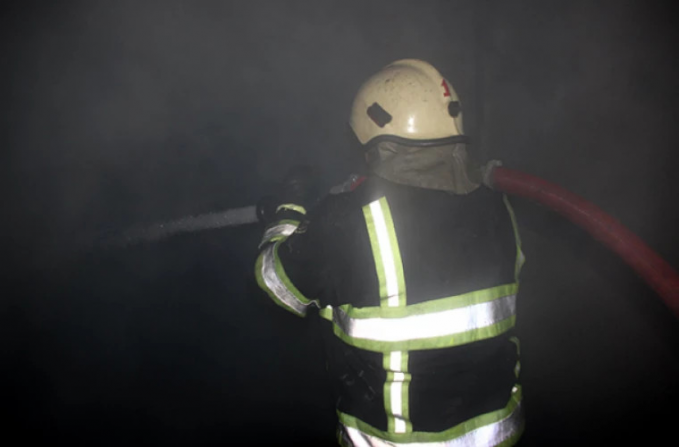 Un bărbat, transportat la spital cu arsuri, după ce a fost salvat de pompieri