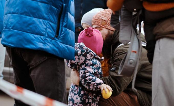 VIDEO. Copiii - victime nevinovate ale războiului din Ucraina: Mii de copii din orfelinate au fost evacuaţi din oraşele ucrainene unde au avut loc lupte intense
