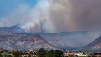 FOTO. Un puternc incendiu de pădure a izbucnit în New Mexico. Pompierii: Nu poate fi controlat şi se extinde rapid spre Las Vegas