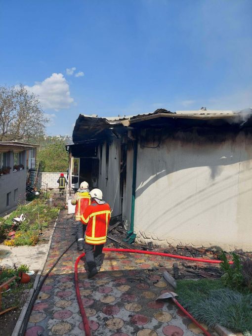 FOTO. Incendiu la o biserică din Călăraşi. Cinci autospeciale de intervenţie, la faţa locului