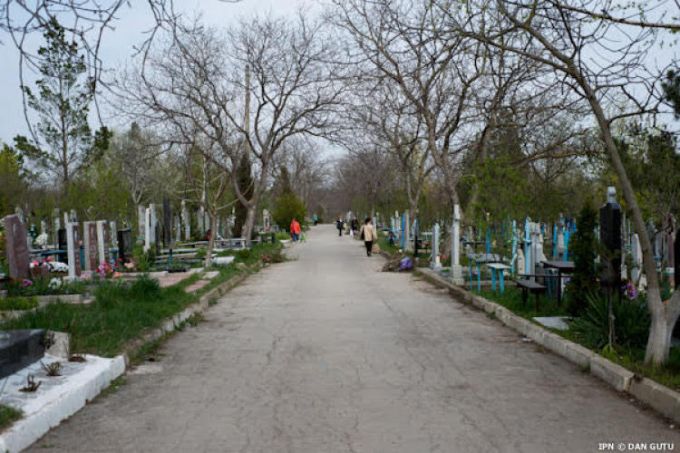 Mai puţini oameni de Blajini în cimitirele din Chişinău în acest an. Autorităţile anunţă circa 120 de mii de persoane în două zile