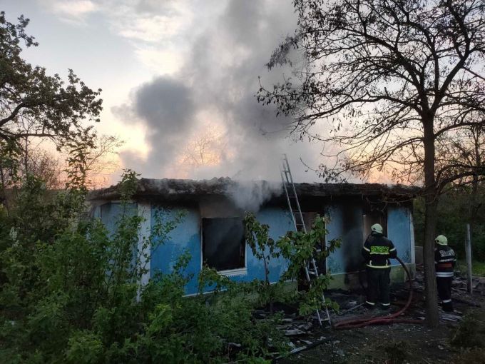 Incendiu într-o locuinţă din raionul Făleşti: Trei bărbaţi şi-au pierdut viaţa