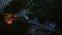 VIDEO. Intervenţie dificilă într-un cartier din Chişinău: Un copil a fost salvat după ce a căzut între doua clădiri