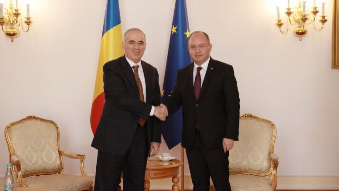 Ministrul de Externe român, Bogdan Aurescu s-a întâlnit cu Garry Kasparov, unul din cei mai cunoscuţi critici ai lui Vladimir Putin