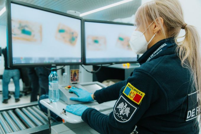 20 000 euro depistate la controlul de securitate în Aeroportul Internaţional Chişinău