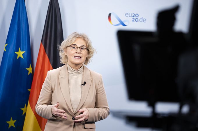 Christine Lambrecht anunţă că Germania va oferi Ucrainei şapte obuziere blindate autopropulsate