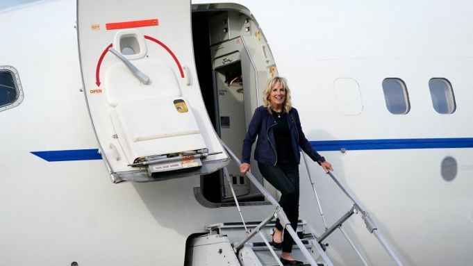Jill Biden soseşte astăzi în România: Prima Doamnă a SUA se va întâlni cu militarii americani de la Baza MK şi cu Prima Doamnă Carmen Iohannis pentru a saluta generozitatea României faţă de refugiaţii