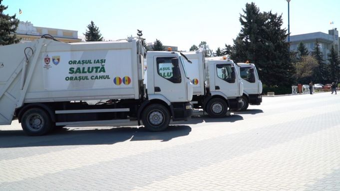 Municipiul Iaşi a donat trei autospeciale pentru evacuarea deşeurilor pentru municipiul Cahul